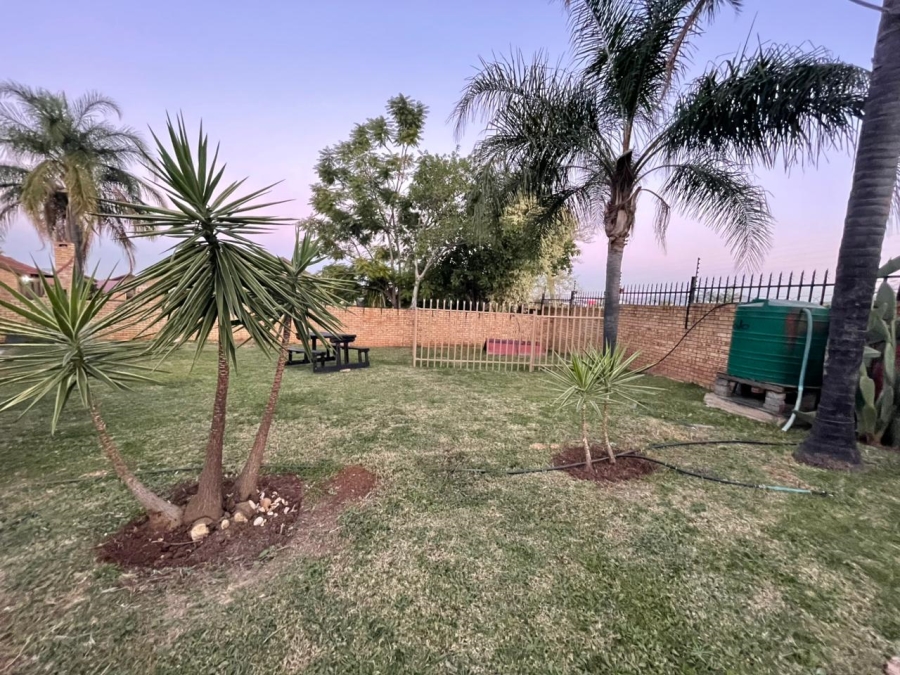 To Let  Bedroom Property for Rent in Cashan North West